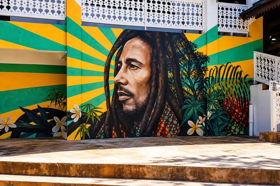 Mural colorido com o retrato de Bob Marley em parede de Nine Mile