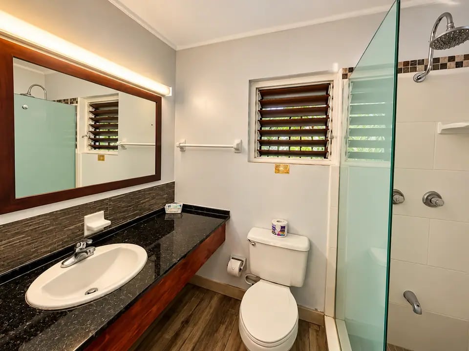 Banheiro privativo com box de vidro no Toby's Resort