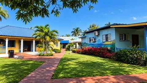 Jardins do Toby's Resort em dia ensolarado