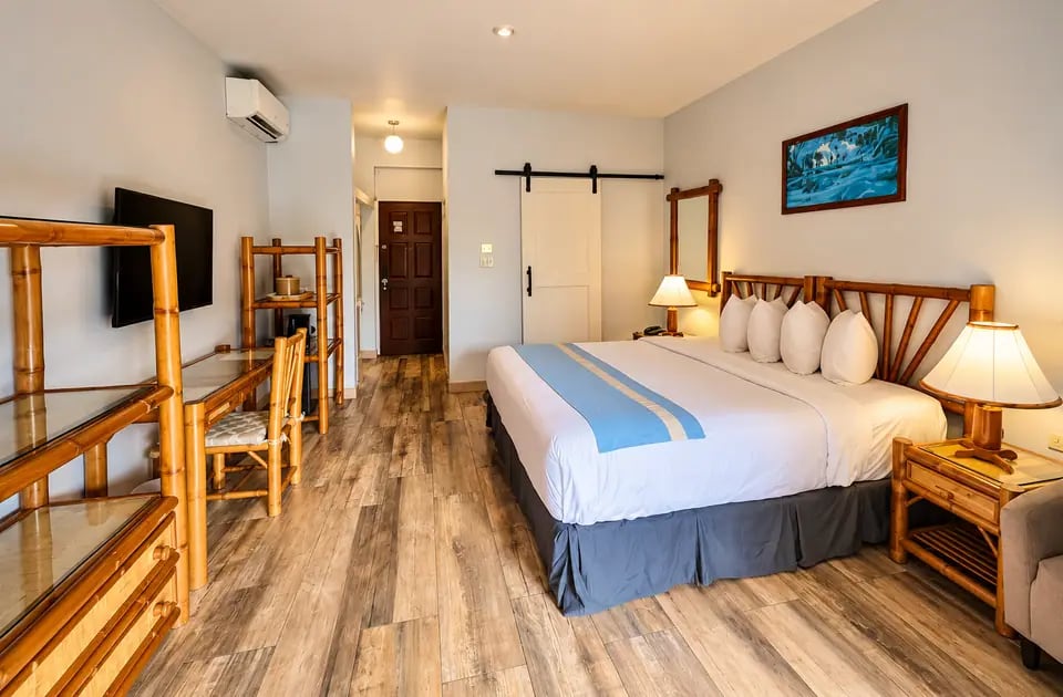 Quarto com cama de casal, TV e ar-condicionado no Toby's Resort